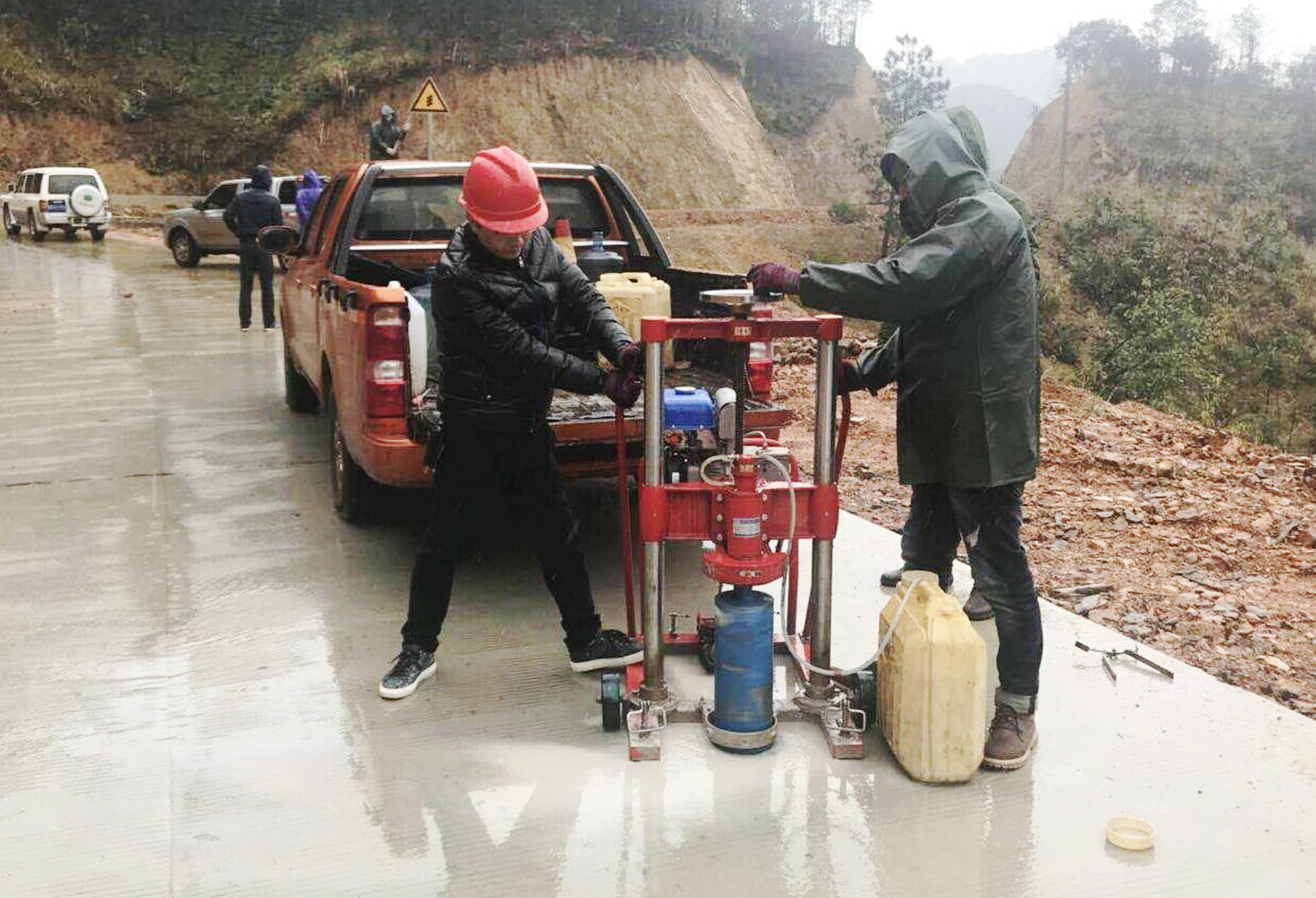 图为检测人员正在道路复建工程混凝土路面取芯检测