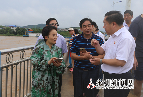 李晖要求,值班人员要拿出战时状态,加强监测,迅速传达最新防汛信息.