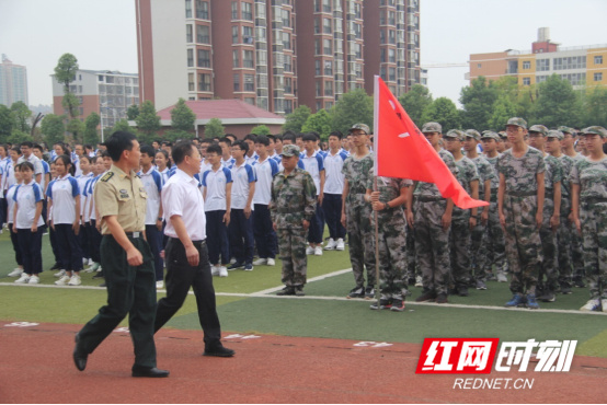 永州四中在學校操場舉行軍訓彙報表演,儀式由副校長黃端祥主持,冷水灘