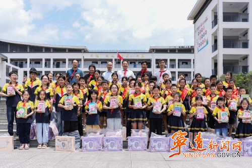 林亮亮开展“六一”儿童节走访慰问活动_副本500.jpg 林亮亮开展“六一”儿童节走访慰问活动_副本500.jpg