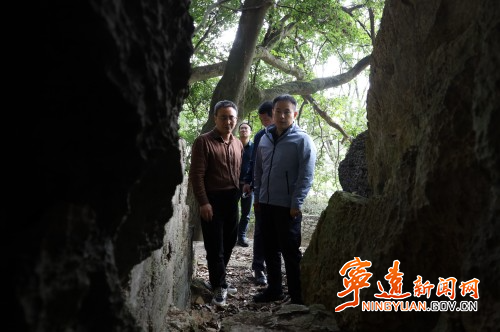 林亮亮调研溶洞污染排查整治及农村自建桥梁整治工作_副本500.jpg 林亮亮调研溶洞污染排查整治及农村自建桥梁整治工作_副本500.jpg